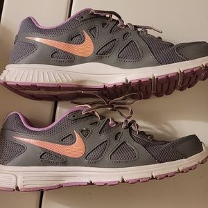 Womens nike revolutions 2